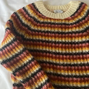 Söt randig tröja - Stickad tröja med flera fantastiska färger. Bara använt fåtal gånger och är i superbra skick. Är i strl XS men passar även S. Köparen betalar för frakten💗