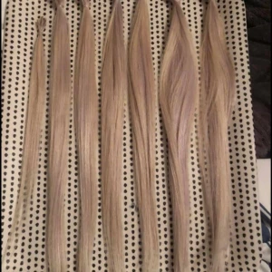 Nailhair - Säljer blond nailhair, ca 50 cm långt. Några bitar är kortare pågrund utav ska passa luggen. De skiftar i silver på vissa ställen pågrund av silverschampoo men inget som är svårt att tvätta ur. Använt i Max en månad. Nypris, 3000kr.