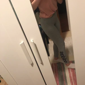 Adidas träningsbyxor storlek S - Säljer dessa super snygga Ljusgrå träningsbyxor från adidas. Knappt använda i mycket bra skick. Byxorna är inte i ett träningsmaterial utan i ett skönt material så man kan använda dessa som ett mysplagg hemma. Köpta på stadium. Säljer pga av att de aldrig kommer till användning.Nypris: 299kr. Hör av dig vid eventuella frågor :)  frakten ingår inte i priset