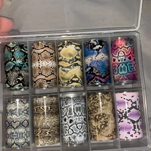 Nageldesign - Design som enkelt fäster på naglarna. Enkelt att använda och ger ett snyggt resultat. Hör av dig för mer info