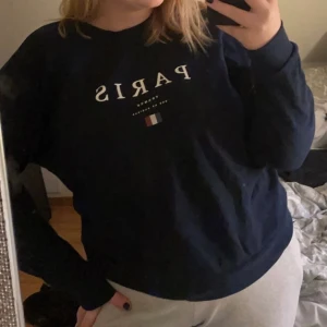 Ish collage tröja - En tröja från Gina väldigt basic men fin. Använd typ 3 gånger då det inte är min stil. Passar lite oversize på min syster med storlek S/XS och sitter lite mer tajt för folk med L. Frakt tillkommer på Max 50 kr 