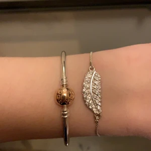 Silvrigt armband med stenar  - Silvrigt armband med stenar, aldrig använd ☺️