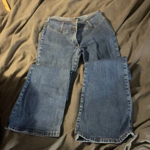 Lätt utsvängda jeans  - Skitsnygga jeans är lätt utsvängda😚 dock för små för mig med lite kraftigare lår😔 buda ifall fler vill ha
