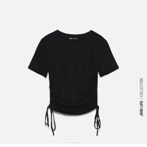 Svart tröja från Zara  - Ribbad t-shirt med rynkning på sidan. Aldrig använd, helt ny.
