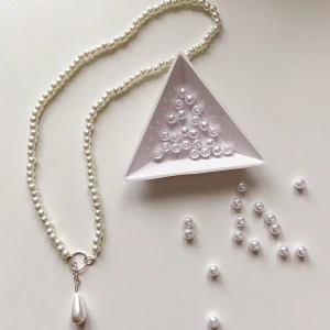 Handgjord halsband  - Vita glaspärlor . Dm för fri frakt 