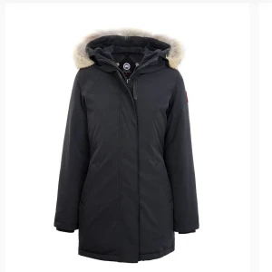 Canada goose (Victoria Parka) - Säljer nu min äkta svarta canada goose lady Victoria parka då jag köpt en ny vinterjacka, storlek xxs men passar mig som är vanligtvis xs. Kan skicka fler bilder om man vill