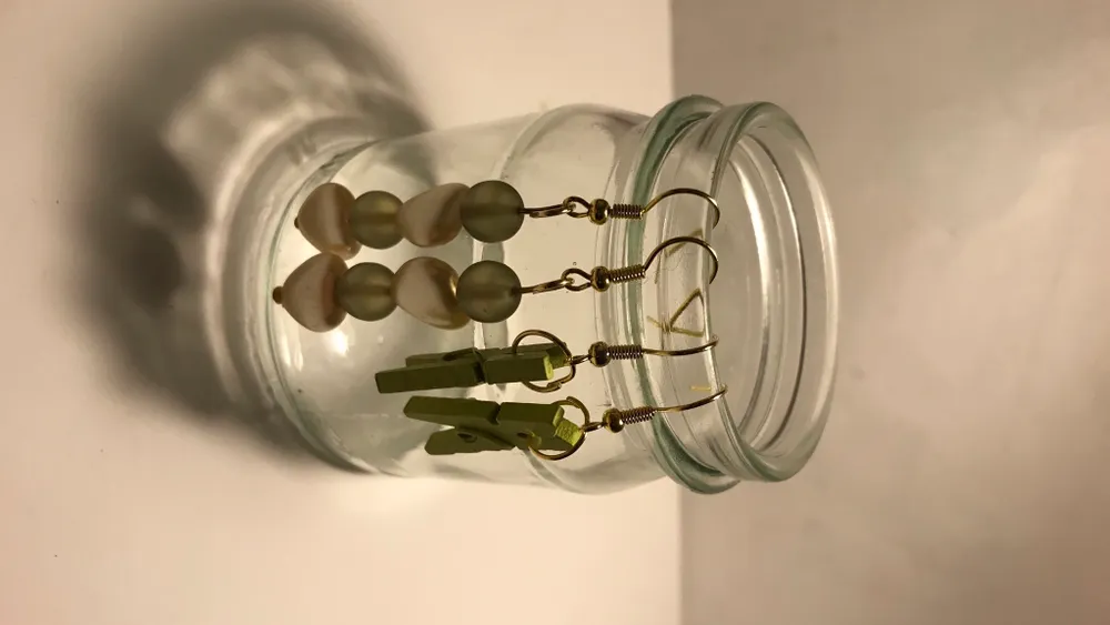 Ljusgrön klädnypa på ett guldiga örhängen. Mörkgröna klädnypor på ett par silvriga örhängen. Väldigt gulliga :) ett par örhängen kostar 30kr. Accessoarer.