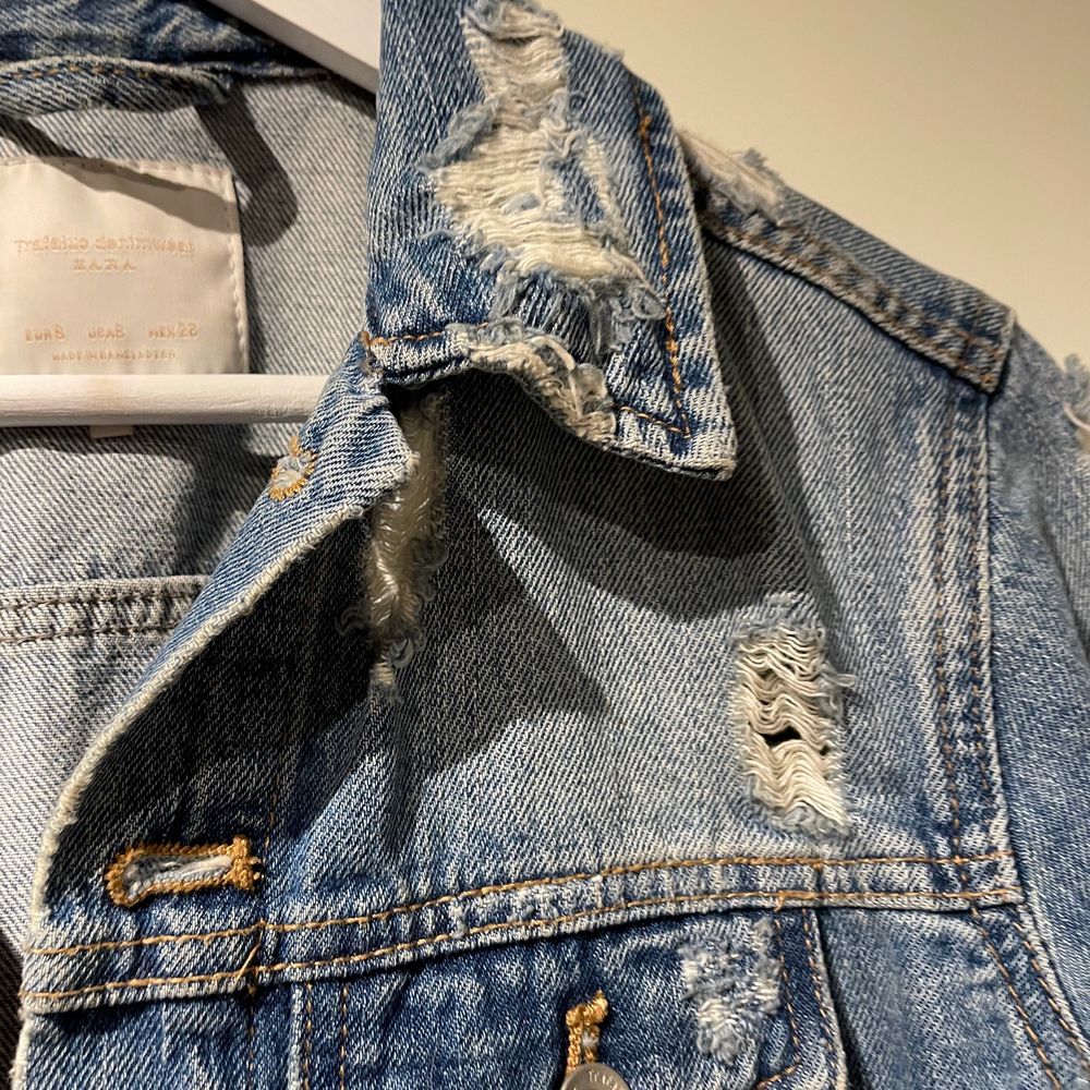 Fin jeansjacka från zara med slitningar. Sitter ganska tight så inte oversize. Mycket fint skick. Frakt 50kr. Jackor.