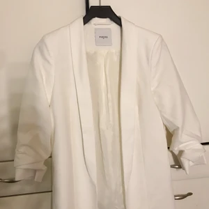 Blazer strl xs  - Vit blazer från pieces i storlek xs. Endast använt 2 gånger.