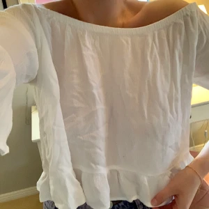 Sommartopp - Gullig vit topp som jag inte har använt på flera år, inte riktigt min stil längre. Den är i storlek 152, men motsvarar ungefär en S i vuxenstorlek. Fint skick 