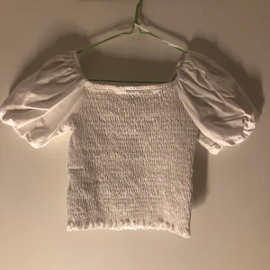 Ginatricot tröja/topp S - Jättefin tröja med jättefint skick kommer inte till användning längre, använt fåtal gånger💕fläckfri, tröjan är vit💖