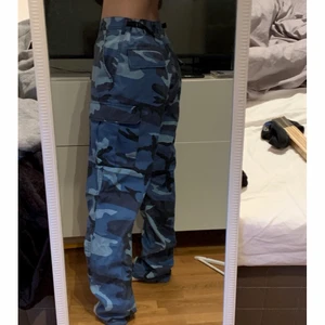 Blåa Kamouflagebyxor - Byxor från junkyard med justerbar midja. 31-35” men passar även mindre som oversized. Ganska urtvättade, frakt 66kr