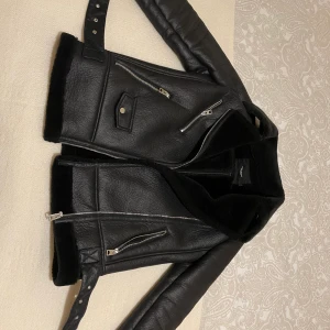 Jacka i väldigt bra skick.  - Köpt för 1000kr på vero Moda säljes för 300kr 