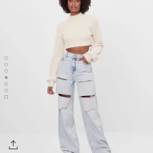 Straight jeans med hål - Helt oanvända jättesnygga jeans! I storlek 38 men passar 36 också. Säljer pga de inte satt som jag ville. Köptes för 400 kr. 