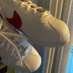 Nike cortez - as coola nike cortez. Använda en gång och säljer pga förstora. Perfekt nu till vår och sommaren, med en retro look. 