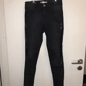 Zara Denim storlek 36 i bra skick har en skada (se bilder), stretchigt material med glansigt tyg längs byxraden. Sitter bra 😌 Startbud 20kr, köpare står för frakt skickas spårbart 63kr eller möts upp i Malmö