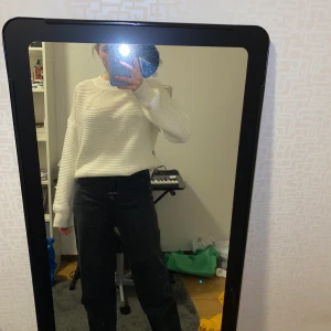 Stickad vit tröja  - Storlek S sitter som S/M En vit grov stickad tröja använd två gånger  Bra kvalitet  Lös passform men lite figursydd  