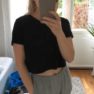 Svart crop top från NAKD - Svart crop top från NAKD i storlek M men passar alla mellan XS-M. Bra skick