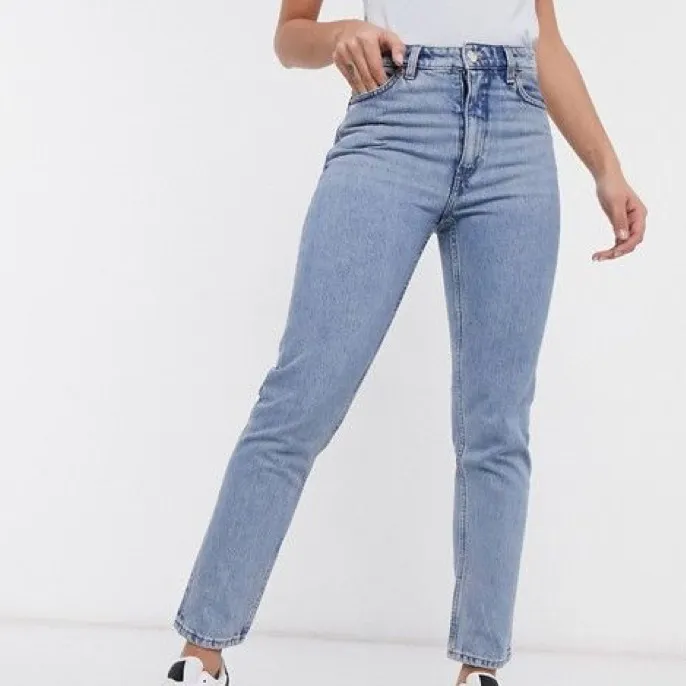 Monki kimomo jeans i storlek 24. Köpta för 400kr. Säljer för att de är för små. Frakt tillkommer✨. Jeans & Byxor.