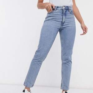 Monki kimomo jeans i storlek 24. Köpta för 400kr. Säljer för att de är för små. Frakt tillkommer✨