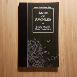 100kr med frakt!!!Anne of Avonlea (engelsk text) , den andra boken i Anne of green gables serien (anne with an e på netflix). Aldrig läst denna så den är som ny. Pris exlusiv frakt vilket köparen står för :) 