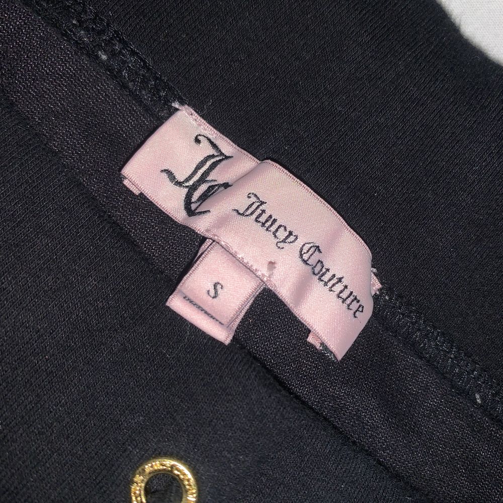 Säljer dessa väldigt fina juicy couture mjukisbyxorna med tryck på rumpan. Byxorna är lite utsvängda där nere och har även knappar längst ner som du själv kan välja om du vill ha knäppta eller inte. Dom sitter väldigt fint, passar bra i längden på mig som är ca 164 Storlek S Köpta för ca 800kr i USA. Jeans & Byxor.