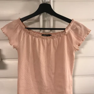Offshoulder tröja - Jättefin ljusrosa offshoulder tröja som jag använt en gång, säljer den för att den inte kommer till användning. Frakt tillkommer.