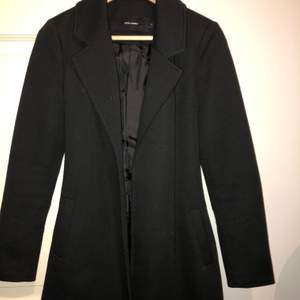 En snygg svart knälång kappa från Vero Moda. storlek XS, använd fåtal gånger. 190kr + frakt