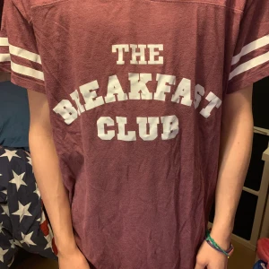 THE BREAKFAST CLUB TRÖJA - Säljer en breakfast club tröja, perfekt för dig som älskar the breakfast club men även söker något skönt att ha hemma, använt ett fåtal gånger, finns på gröna linjen, tar emot Swish & kontanter :)
