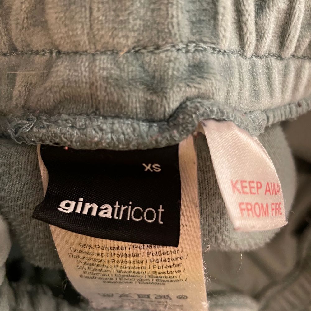 Jätte snygga turkosa velour/sammet hightwaist mjukisar som är vida där nere!❤️säljes pga ingen användning längre💖från Gina o nypris tror jag är 229kr👍dessutom är de utsålda o finns it mer att köpa☺️de passar i princip alla stilar skulle jag säga!💖jätte sköna o har inga skador🥰vid fler intresserade blir det budgivning👍snygga med en hoodie elr vit tröja❤️frakten går på 48kr👍. Jeans & Byxor.