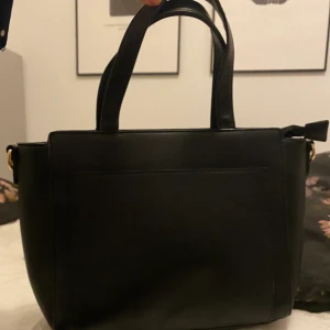 Liten handväska - Svart liten handväska (finns även axelband till). Köpt ifrån Zalando 😌