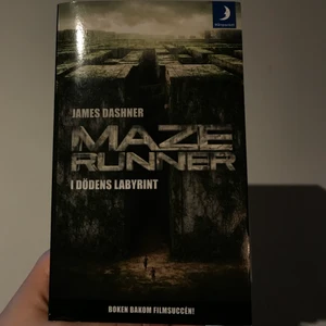 The maze runners  - På svenska. Har läst första kapitlet. Verkade ganska dålig så la ifrån mig boken och har inte haft lust att läsa den igen.
