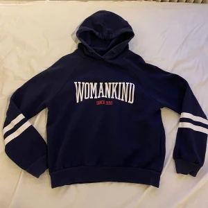 Hoodie  - Mörkblå hoodie från Gina Tricot i stl S. Passar XS/S beroende på önskad passform :)