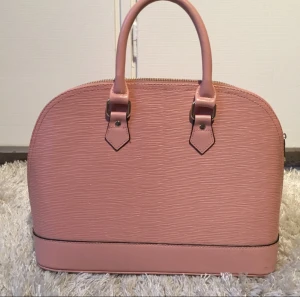  - Väska som ny, har endast använt vid 2 tillfällen. Från Belleshoes 
