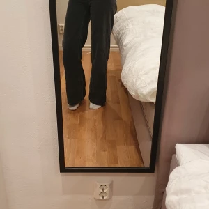 Wide leg jeans från Weekday, modell Ace - Populära wide leg jeans från weekday, använda fåtal gånger och köpta för max. 2 månader sedan. Säljer pga. Fel storlek. Stl.24/32 alltså ungefär xs/s, Buda!😊 