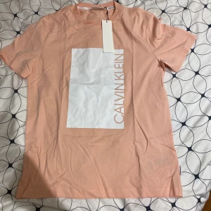 Calvin Klein T-shirt  - Helt ny CK tröja med prislapp kvar