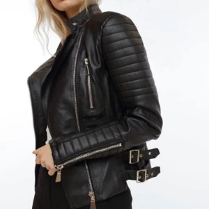 Skinnjacka - Skinnjacka med silverdetaljer från chiquelle. Väldigt liten i storleken! Säljer även denna i röd. Kan mötas upp i Jönköping annars tillkommer fraktkostnad. 🖤