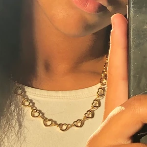 Hjärt-halsband  - Ett otroligt fint guldigt hjärthalsband från bikbok, änvänt kanske 2-3 gånger och inga täcken på användning. Säljer endast för att det inte riktigt är min stil☺️ Halsbandet säljs inte längre och nypris var:200kr men säljer för 90kr🥰 är fler intresserade så blir det budgivning!😊