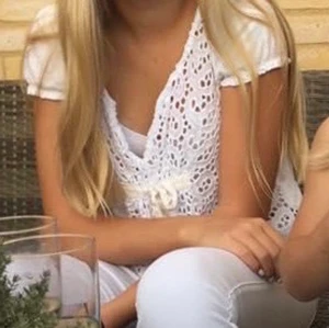 odd molly topp - Vit topp från odd molly. Hål på framsidan men vanlig på baksidan. Storlek 0 dvs xs. Knutning på framsidan. om fler bilder önskas så säg bara till!! 