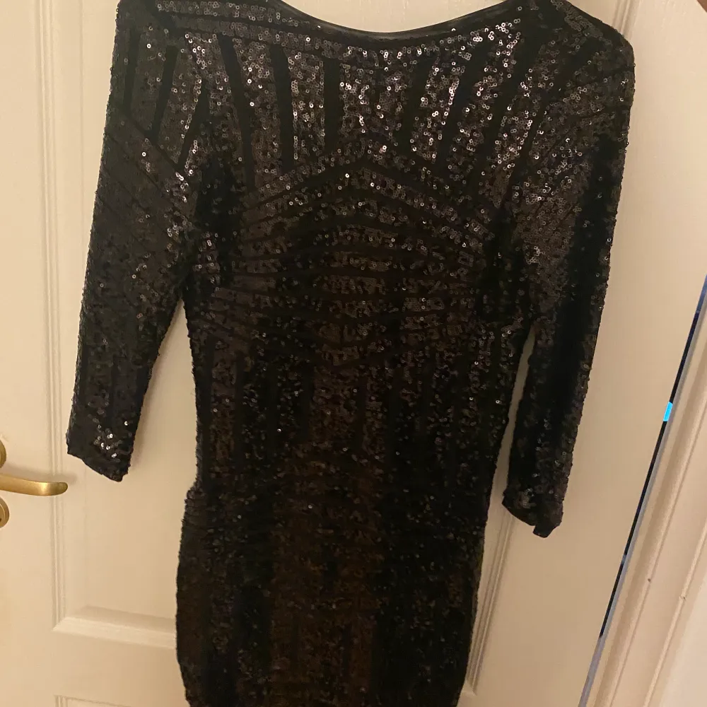 En svart glittrig klänning med låg rygg som är perfekt till fest 🎉 Endast använd 2-3 gånger och är i väldigt bra skick! Om ni vill ha fler bilder så är det bara att fråga efter det. . Klänningar.