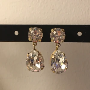 Diamantörhängen - Säljer dessa snygga örhängen från guldfynd. De är supersnygga men tyvärr så används de inte längre av mig. Nypris 150 kr. Skriv privat för fler bilder!