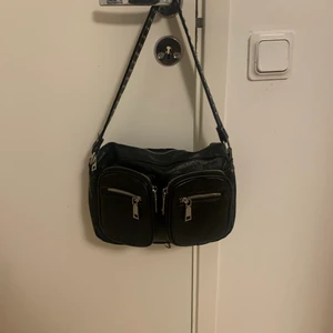 Noella väska  - Bra skick! Köpt för 750 kr, säljer för 250. Skinn imitation.