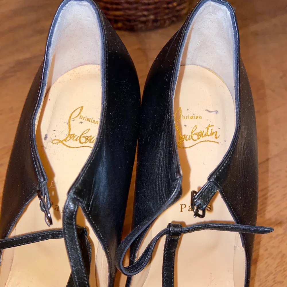 Säljer Christian Louboutine skor i storlek 41. Är väldigt små i storleken och jag kan ha de som vanligtvis har 38.5-39. Fick de av min syrra så säljer de billigt för jag inte har äkthetsbevis eller kvitto! +diverse slitningar. Skor.