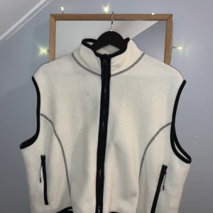 Weekday väst/tröja (fleece) - Snygg fleeceväst från Weekday i storlek L. (Damstorlek, men funkar som unisex). Möts upp i Stockholm eller skickar.