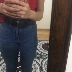 Jeans från Ginatricot  - Ett par jeans från Ginatricot. Storlek xs original pris 300 men säljer dom för 160 +frakt men har använt dom 1 gång  då jag märkte att dom sat vällit tajt på mig och dom är för små för mig.