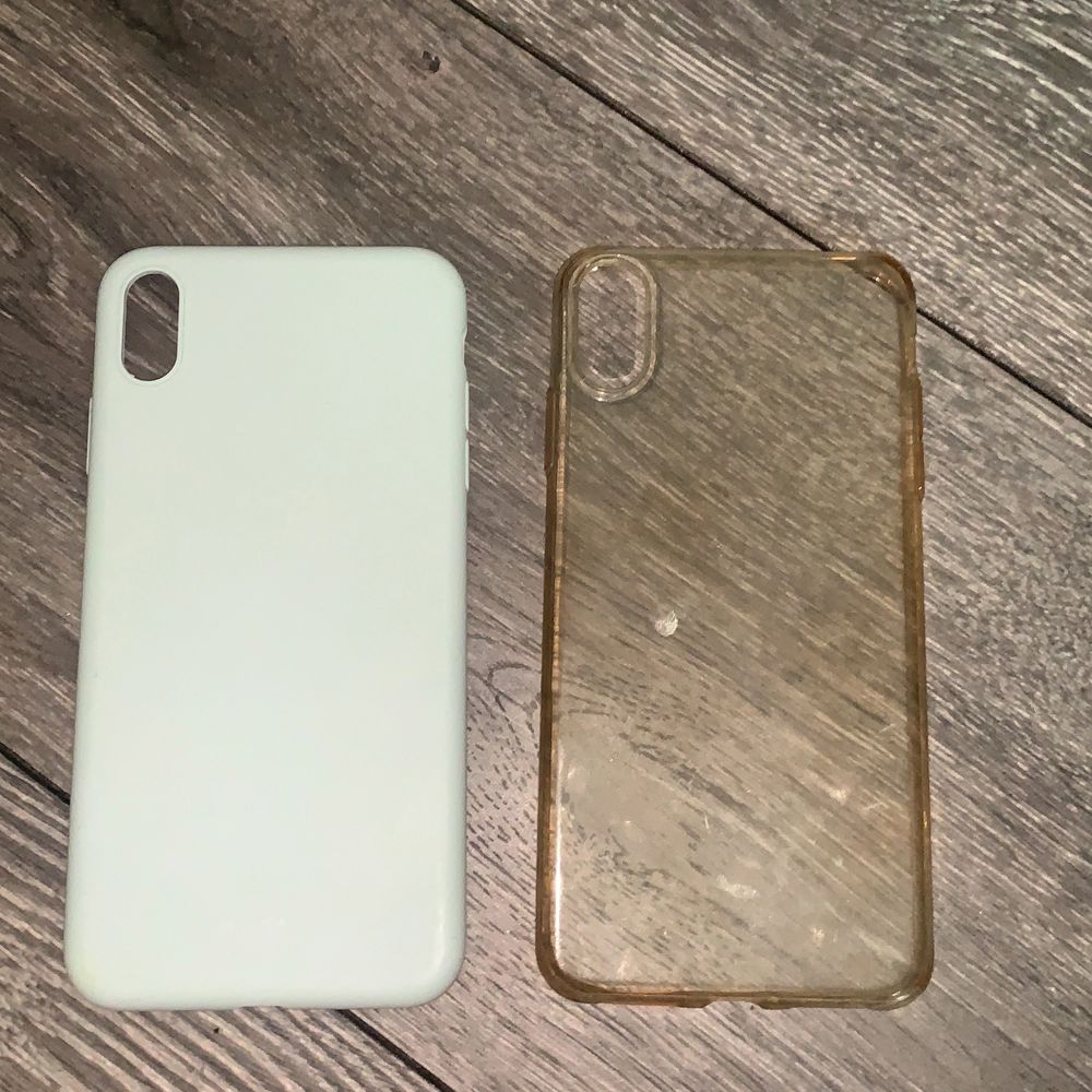 ✨Turkost skal: Holdit, använt ett fåtal gånger, väldigt bra skick, några få skav då det har legat i väskan (vill du se mer kan jag skicka bild) !SÅLT!. 60 kr ✨ Hjärtskal: Ideal of sweden. De är använda men så gott som nya. 100 kr/styck ✨ genomskinligt skal: från H&M, detta är använt men fortfarande bra skick. 40 kr ✨ . Accessoarer.