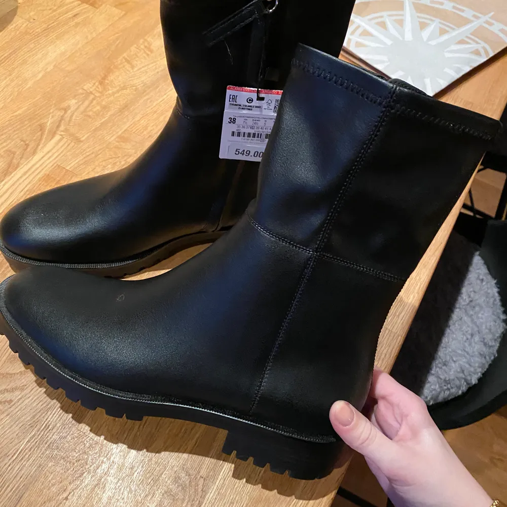 Boots med högt skaft från Zara i storlek 38. Aldrig använda och prislappen sitter kvar. . Skor.