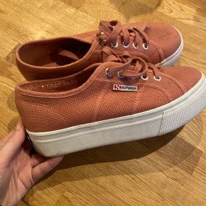 Superga platform storlek 38 - Säljer mina Superga i storlek 38, hög sula och fin rosa färg. I princip oanvända. 