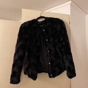 En söt svart jacka som jag aldrig använt, säljer eftersom den är för liten för mig nu då jag köpte den förra vintern. Köpt för 399kr