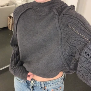 Grå stickad tröja - En mörkgrå stickad tröja från zara. Superfina detaljer på ärmarna. Köparen betalt för frakten 💜